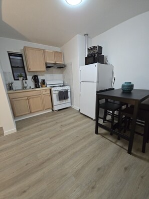Fridge, microwave, oven, stovetop - Simple, Quiet & Clean w/ Workstations (New York)