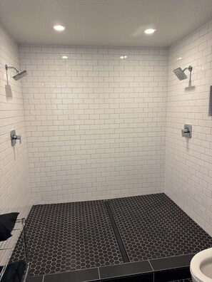 Shower, hair dryer, towels, soap - Moonstruck Mini:  2-bedroom apartment in charming wine country (Newberg)
