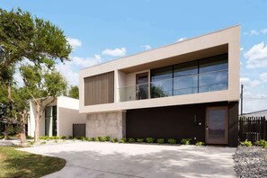 Exterior - Ma-House (609 S 29th St) (McAllen)