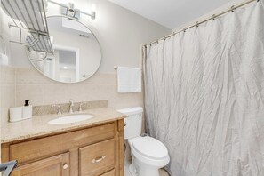 Hair dryer, towels, soap, toilet paper - Prime Location Cozy 3BR@Beach 295 (Jacksonville)