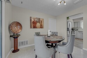 Dining - Prime Location Cozy 3BR@Beach 295 (Jacksonville)