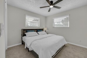 3 habitaciones, tabla de planchar con plancha, wifi y ropa de cama