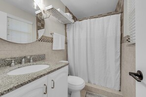 Sèche-cheveux, serviettes fournies, savon, papier toilette