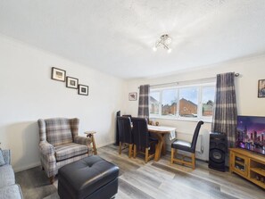 Smart TV - "Charming 2-Bedroom Property Steps Away from Reading Town Centre & Main Station" (Reading)