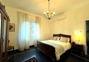 Room - Vrbo Property (Genova)