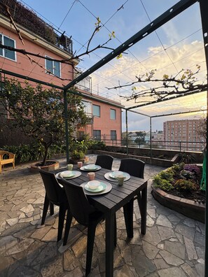 Outdoor dining - Vrbo Property (Genova)