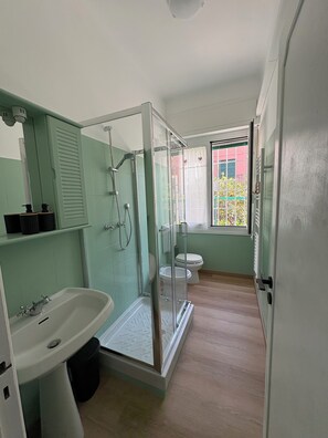 Bathroom - Vrbo Property (Genova)