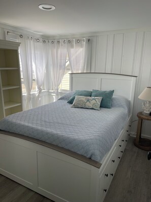 2 bedrooms, iron/ironing board, Internet - Cozy 2-bedroom condo located directly on Hampton Beach with AC (Hampton)