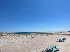 Beach - Cozy 2-bedroom condo located directly on Hampton Beach with AC (Hampton)