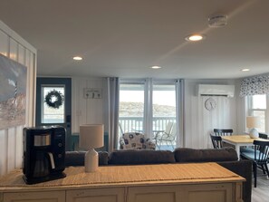 Living area - Cozy 2-bedroom condo located directly on Hampton Beach with AC (Hampton)