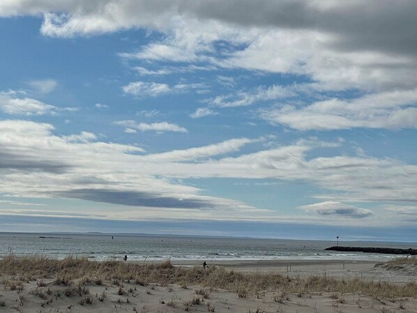 Beach - Cozy 2-bedroom condo located directly on Hampton Beach with AC (Hampton)