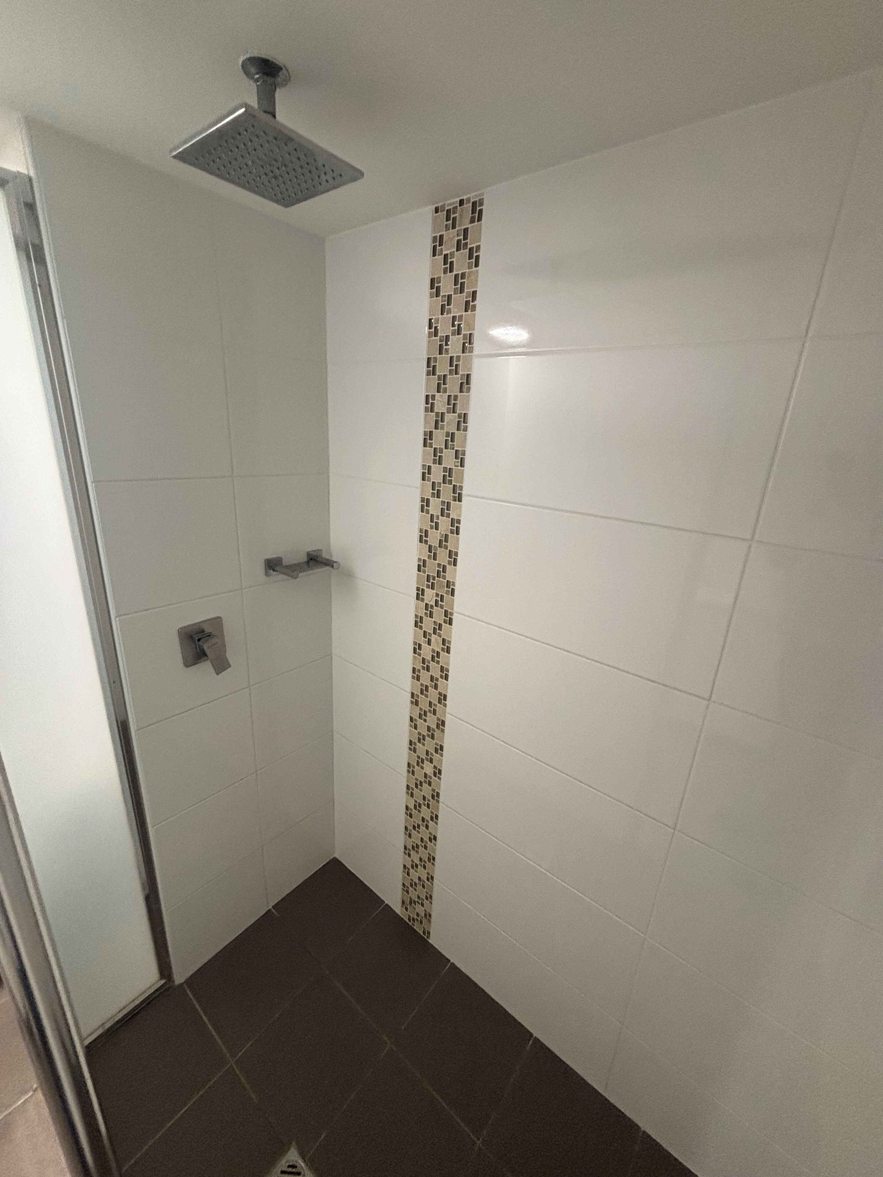 Secador de pelo, toallas, jabón y papel higiénico