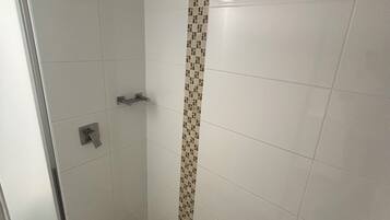 Secador de pelo, toallas, jabón y papel higiénico