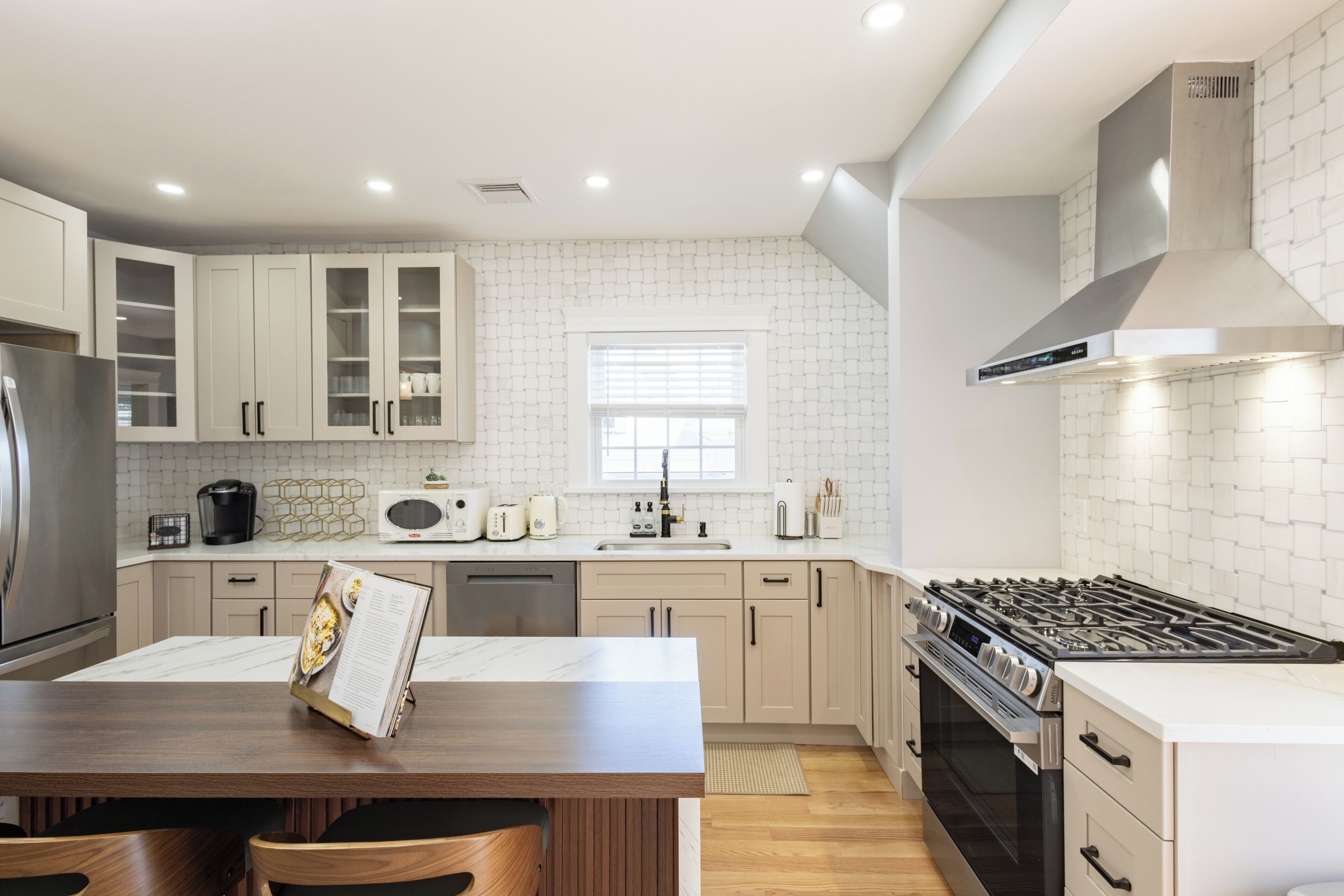 Coffee/tea maker, fridge, microwave, oven