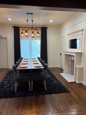 Dining - The Corner 82 /High End Nature Escape King beds (Winder)