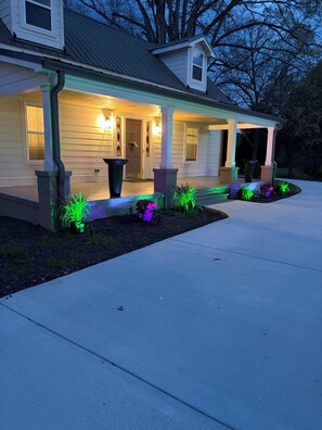 Exterior - The Corner 82 /High End Nature Escape King beds (Winder)