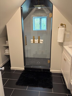 Bathroom - The Corner 82 /High End Nature Escape King beds (Winder)