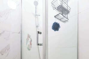 Shower, hair dryer, shampoo - Well Connected 1BDR Studio Flat in Kennington (Greater London)