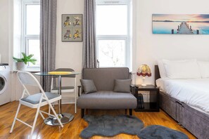 Iron/ironing board, Internet, bed sheets - Well Connected 1BDR Studio Flat in Kennington (Greater London)