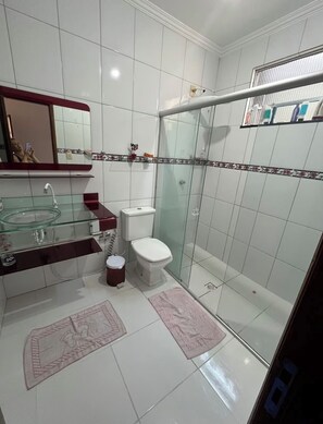Shower, hair dryer, bidet, towels - Cozy apartment in Belém, close to the main tourist attractions. (Belém)