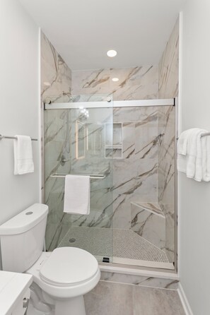 Shower, hair dryer, towels, toilet paper - 3BR Golf Resort 1st floor Condo. Pool, Hot Tub, Screened Porch. 10 Min to Beach (Myrtle Beach)