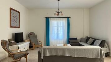 Family House, 2 Bedrooms, Kitchen, City View | Living area