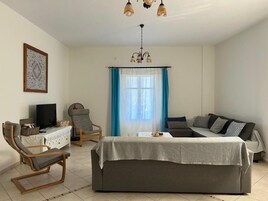 Family House, 2 Bedrooms, Kitchen, City View | Living area