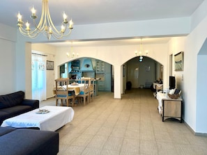 Luxury-Haus, 3 Schlafzimmer, Küche, Meerblick | Wohnbereich | 32-Zoll-LED-Fernseher mit Digitalempfang