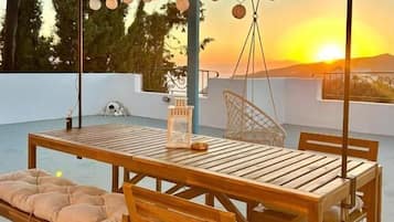 Deluxe Apartment, Kitchen, Sea View | Outdoor dining