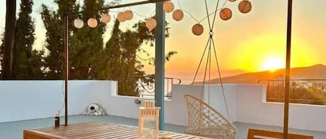 Deluxe Apartment, Kitchen, Sea View | Outdoor dining