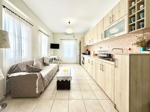 Deluxe-Apartment, Küche, Meerblick | Wohnbereich | 32-Zoll-LED-Fernseher mit Digitalempfang