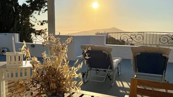 Deluxe Apartment, Kitchen, Sea View | Outdoor dining