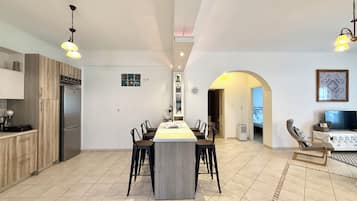 Family House, 2 Bedrooms, Kitchen, City View | Living area