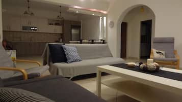 Family House, 2 Bedrooms, Kitchen, City View | Living area