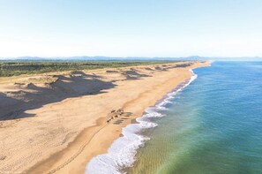 A beach with a clear view of the ocean and distant mountains. - Holiday home, !natural park, nearby Ocean, Forest, Lake (Messanges)