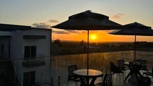 スーペリア ルーム ガーデンビュー | 屋外ダイニングエリア