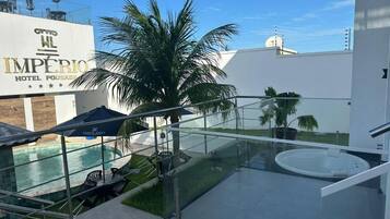 Quarto superior, vista para o jardim | Área da propriedade