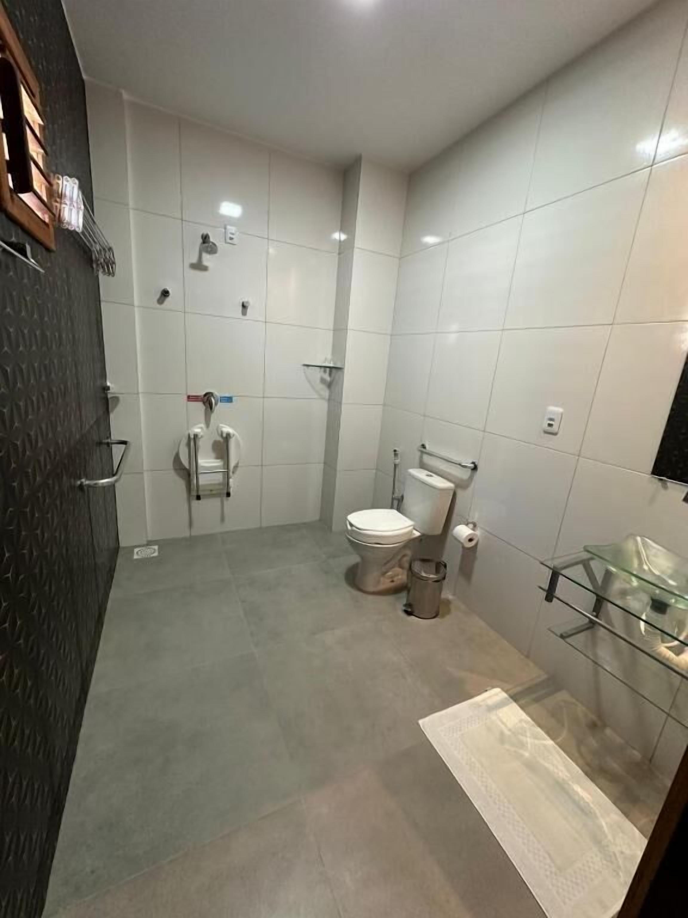 Perlengkapan mandi gratis, pengering rambut, handuk, dan sabun