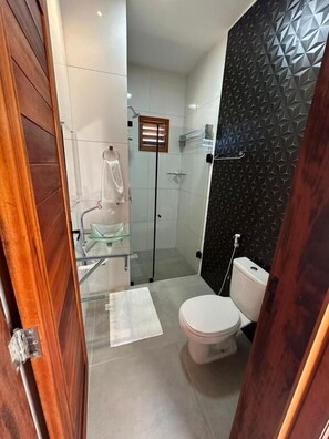 Articles de toilette gratuits, sèche-cheveux, serviettes fournies, savon