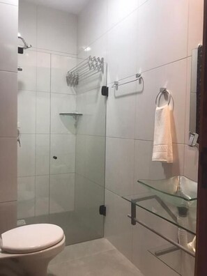 Articles de toilette gratuits, sèche-cheveux, serviettes fournies, savon