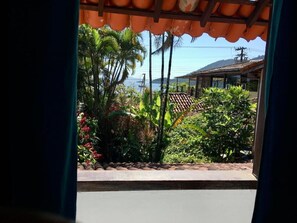 Svit - utsikt mot trädgården | Interiör