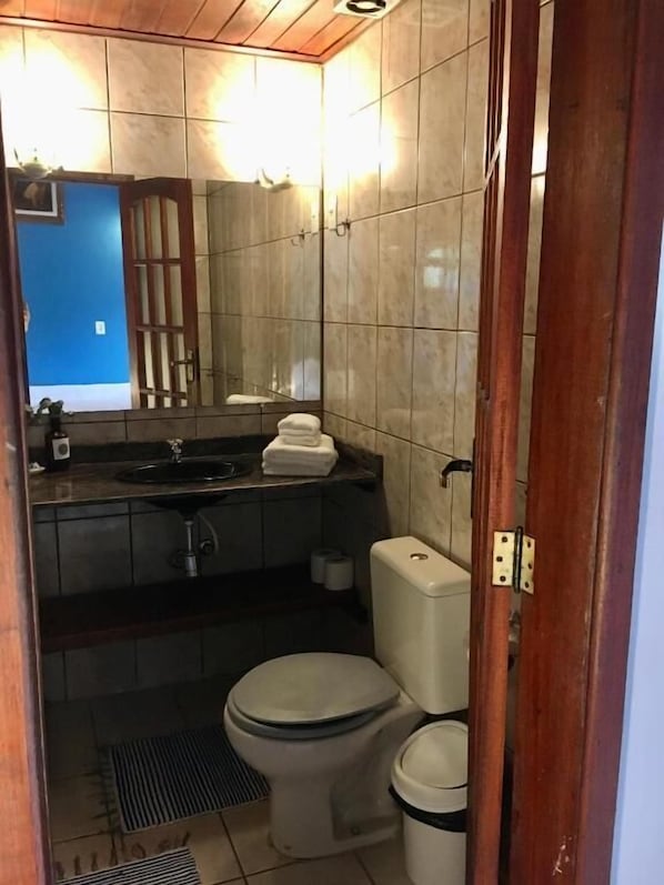 Comfort Triple Room, Garden View | Bathroom