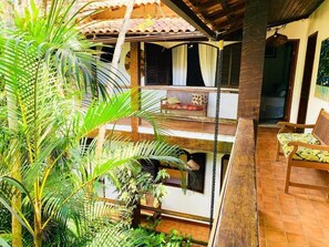 Familjerum för fyra - utsikt mot trädgården | Terrass/Patio