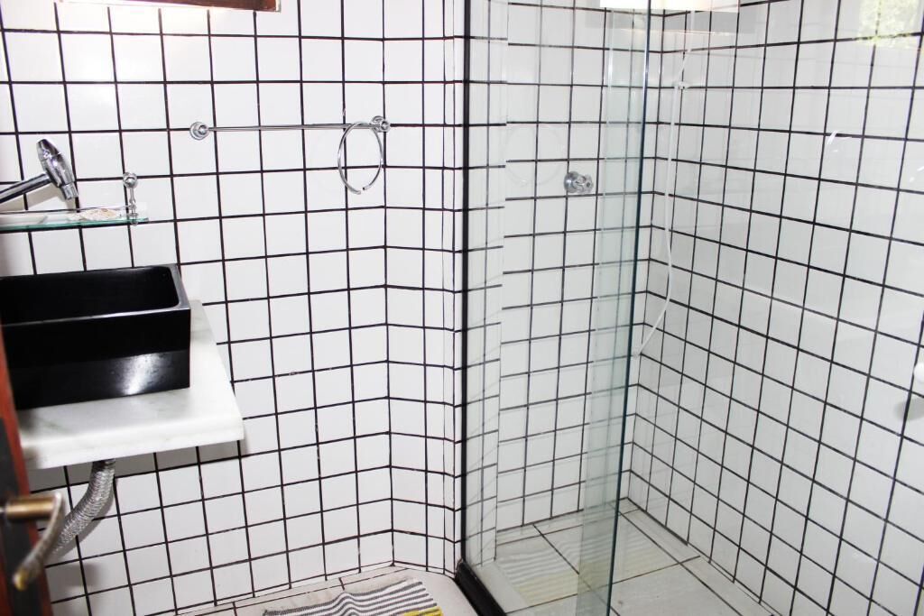 Suite, vista al jardín | Baño | Regadera, amenidades de baño gratuitas, jabón, shampoo 