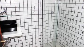 Suite, vista al jardín | Baño | Regadera, amenidades de baño gratuitas, jabón, shampoo