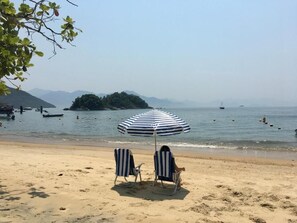 On the beach, white sand, beach shuttle, sun-loungers - Pousada Tropicana (Angra dos Reis)