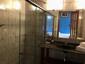 Tripla Comfort, vista giardino | Bagno