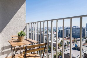 Outdoor dining - Modern Apartment in Nunoa Terrace and Pool (Ñuñoa)