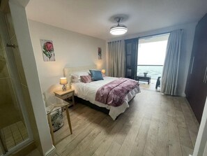 3 bedrooms, iron/ironing board, WiFi, bed sheets - Luxury Beachfront Apartment with Panoramic Ocean Views – Strand Ocean View 1004 (Strand)