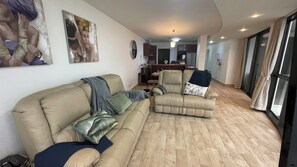 Smart TV - Luxury Beachfront Apartment with Panoramic Ocean Views – Strand Ocean View 1004 (Strand)